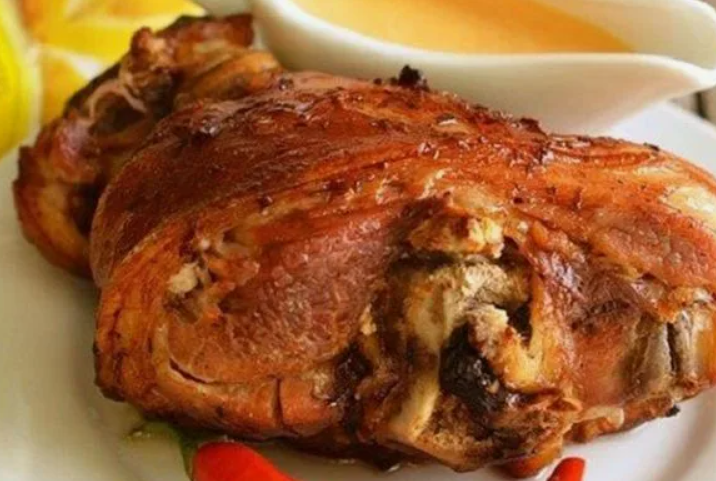 Хрустящая и нежная: Свиная рулька, запеченная в духовке. Рецепт, от которого невозможно отказаться