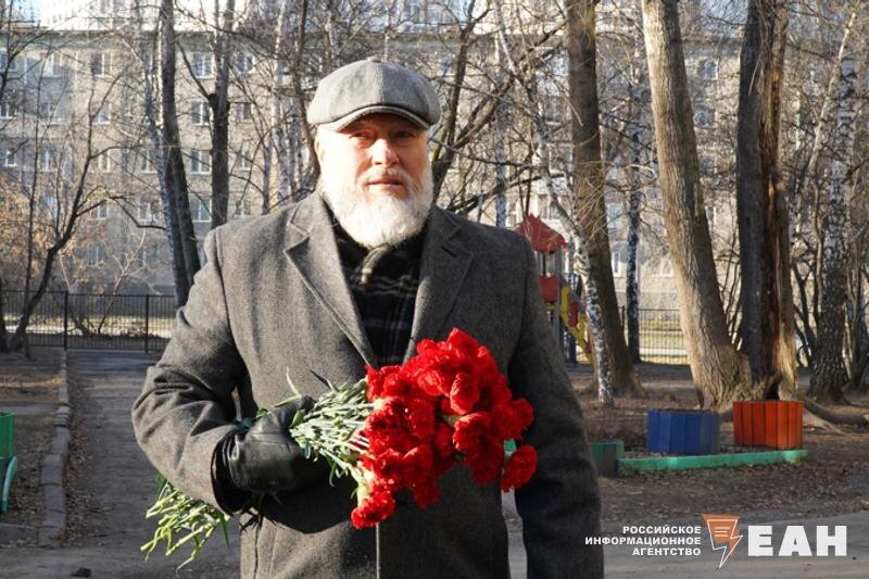    Возложение цветов к мемориальной доске