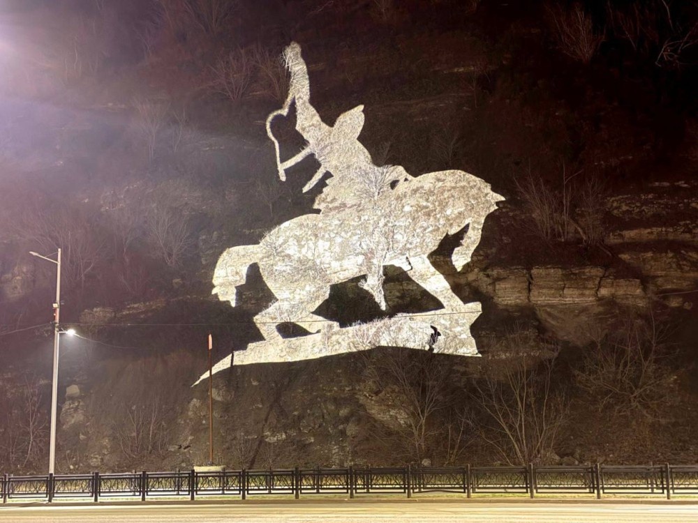    Светопроекция памятника Салавату Юлаеву появилась на склоне горы в Уфе