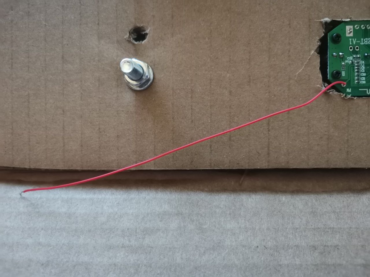 Комплектная антенна радиоприёмника нашего беспроводного плеера совсем короткая, всего 10 см длиной