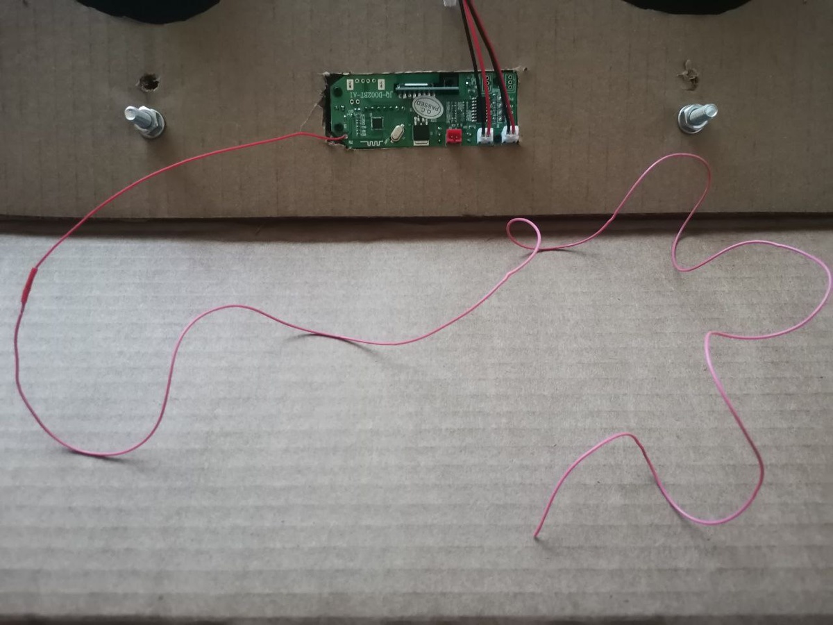 Удлиняем штатную короткую антенну, припаяв к ней кусок провода