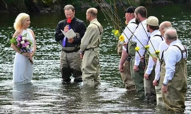 Кстати, есть и такие женщины, кто готов выйти замуж прямо в воде... 