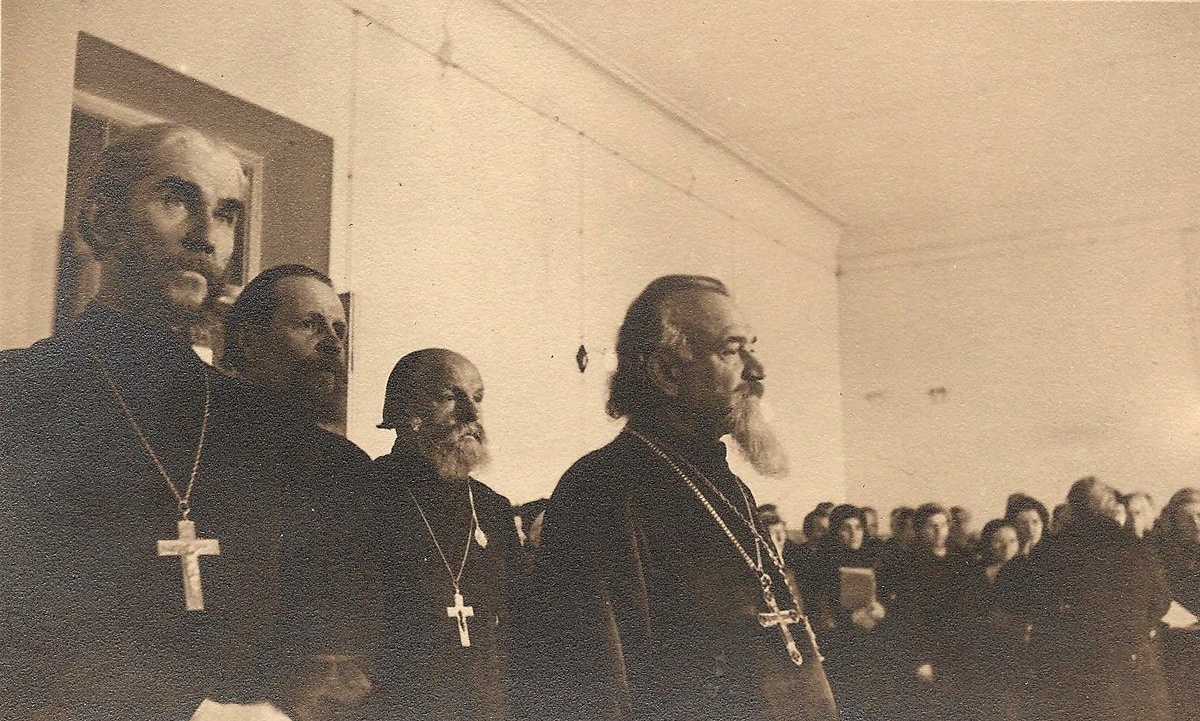 Ленинградское духовенство на молебне при открытии Богословско-пастырских курсов 22 ноября 1945 г. Слева направо стоят протоиереи:    А. Мошинский, М. Славнитский, М. Смирнов, П. Тарасов. 
