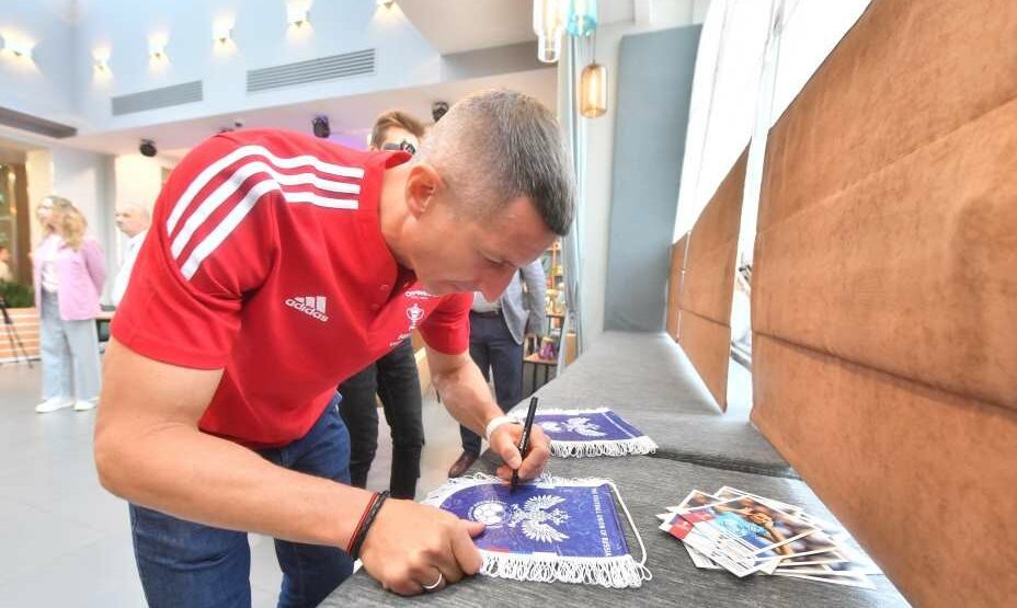    Пятикратный обладатель Кубка России Евгений Алдонин оставляет свой автограф. Фото: Иван Макеев