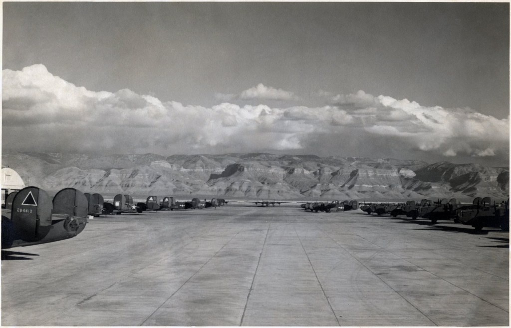 База ВВС Холломан в округе Отеро, штат Нью-Мексико, на фотографии из книги «Эпоха раскрытия информации».holloman.af.mil5