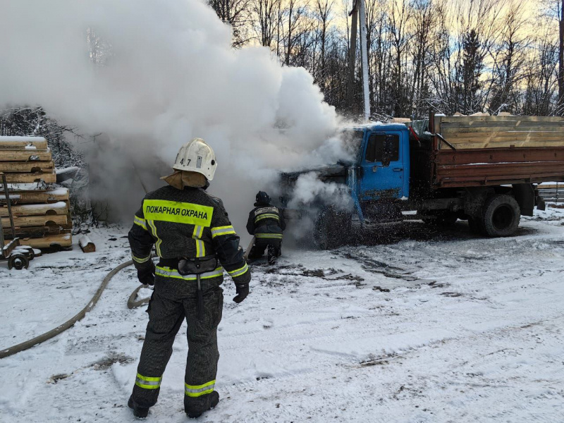    Грузовик загорелся в карельской деревнеГоскомитет Карелии по обеспечению жизнедеятельности и безопасности населения