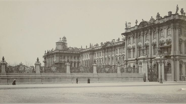 Зимний Дворец. Еще на месте решетка.  Фото из интернета