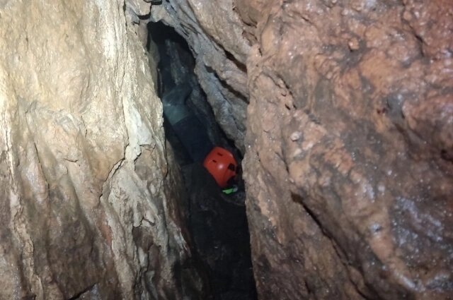    Вот в этой пещере специалисты искали следы Усольцевых. Не нашли. Фото: КГКУ "Спасатель"