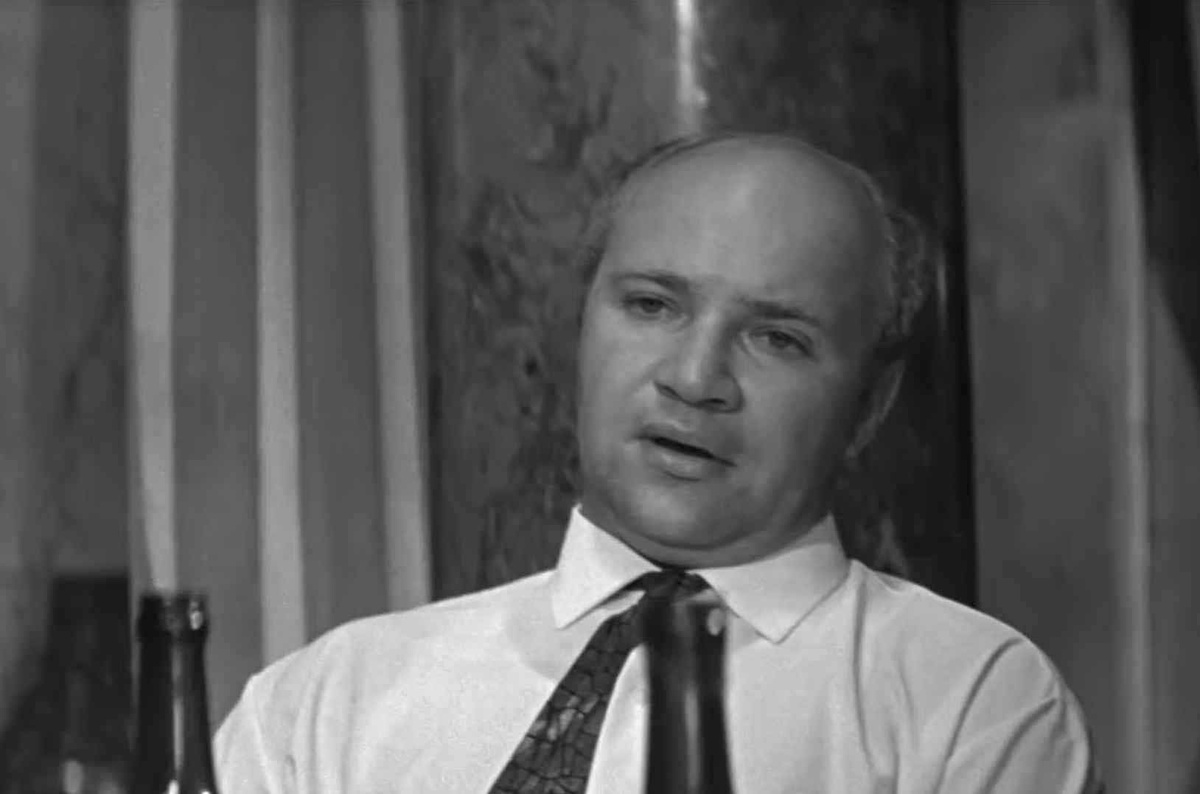 Кадр из фильма "Июльский дождь". Игорь Кашинцев в эпизодической роли