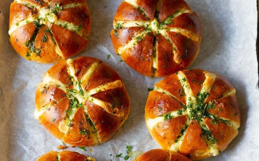 Сдобные булочки для бургера с сырной начинкой