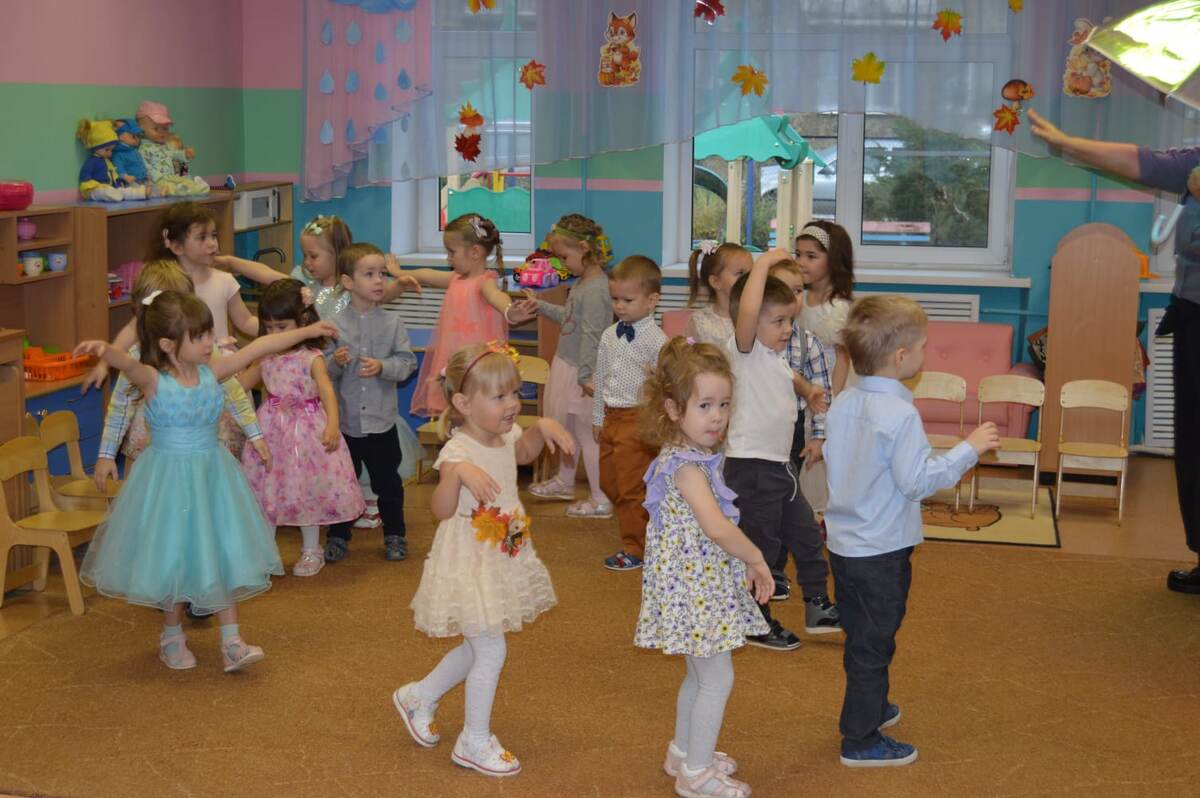 Малышковый утренник в разгаре, до полноценных танцевальных номеров еще далеко