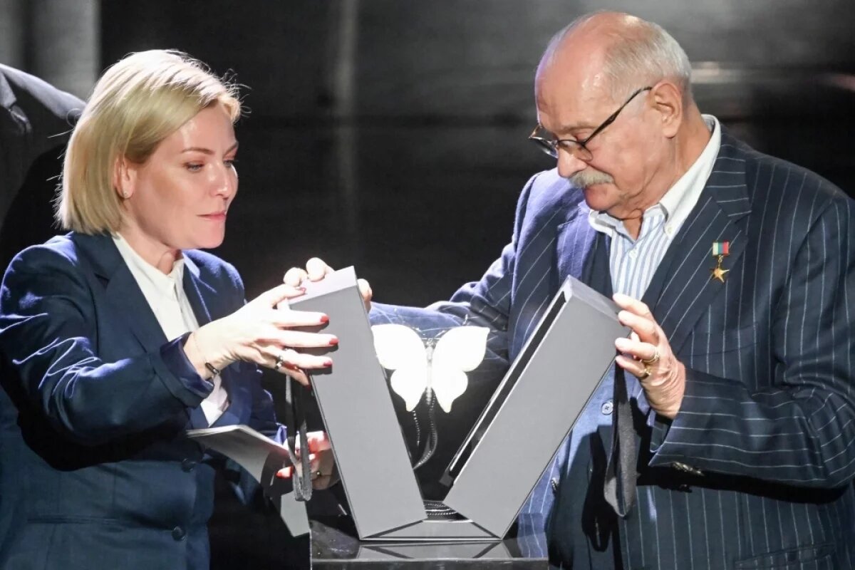    Министр культуры РФ Ольга Любимова и президент Московского международного кинофестиваля, председатель Союза кинематографистов России, режиссер Никита Михалков на презентации Евразийской академии кинематографических искусств и Открытой евразийской кинопремии «Бриллиантовая бабочка».