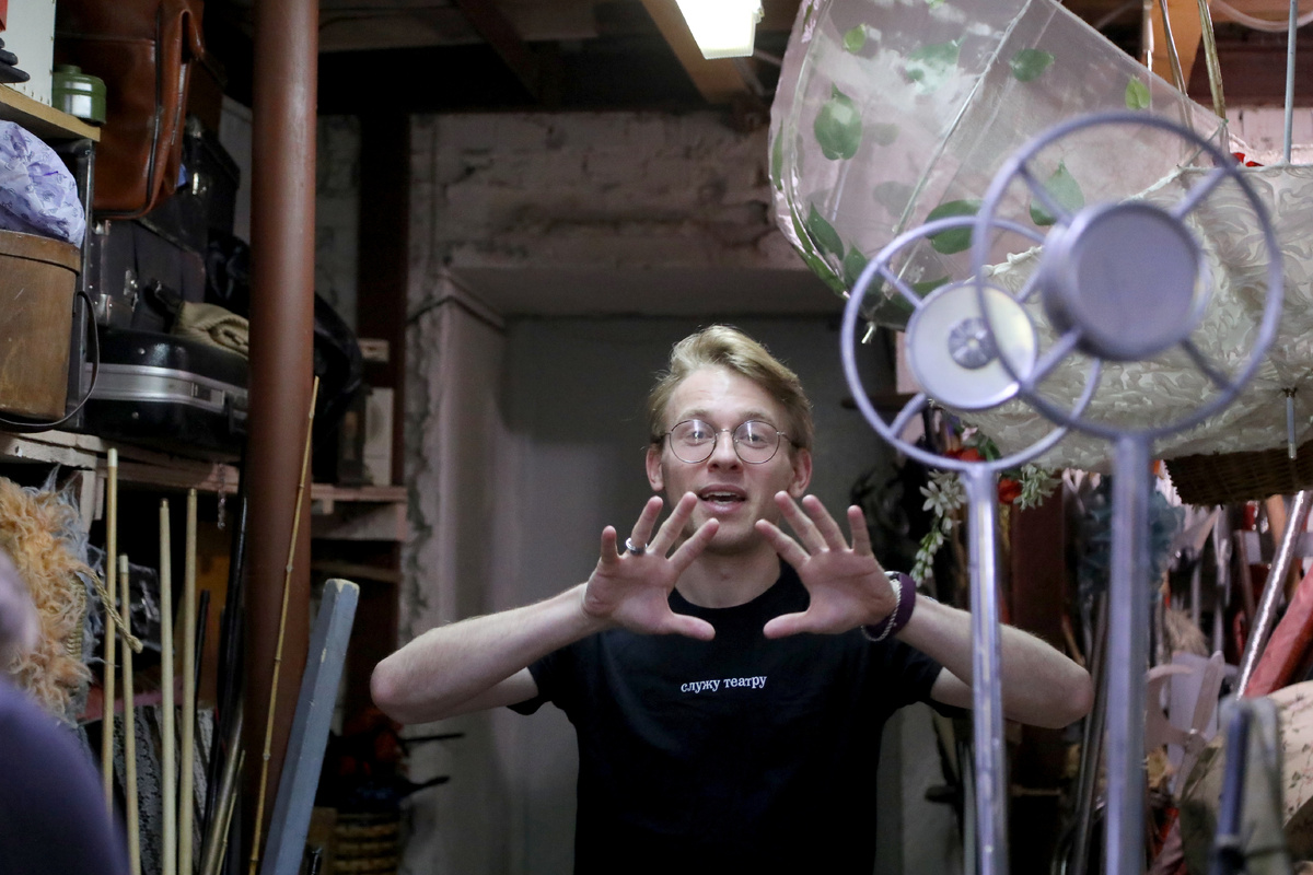 Андрей Андреев в бутафорском цехе, 2025 г. Фото автора.