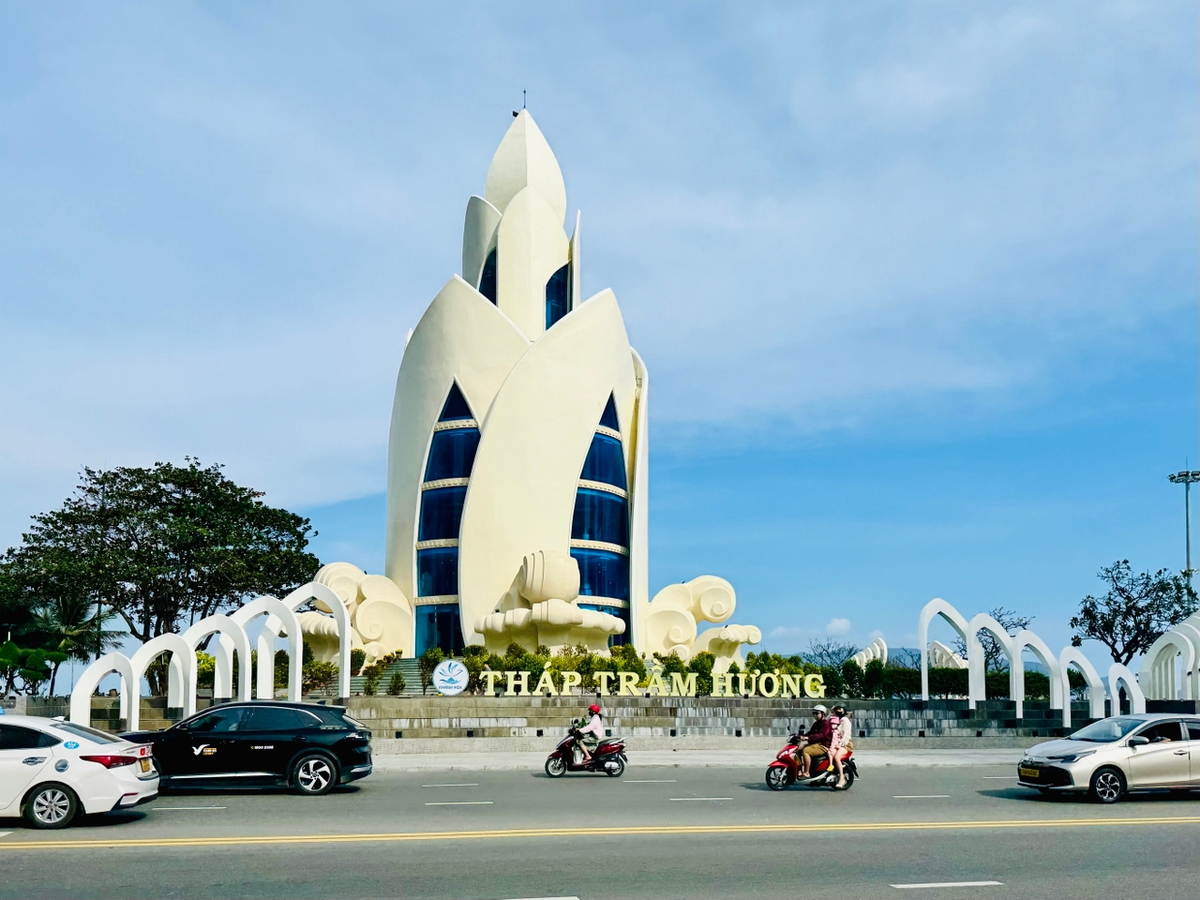 Внутри башни "Лотос" расположен центр конференций, где проходят разные деловые и культурные мероприятия, выставки и семинары