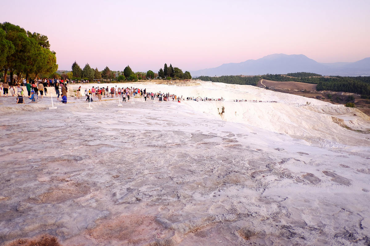В пик сезона слышится самая разная речь: русская, турецкая, английская, немецкая, французская, китайская и так далее. Фото: Anika Eka Permatawaty / Shutterstock / Fotodom