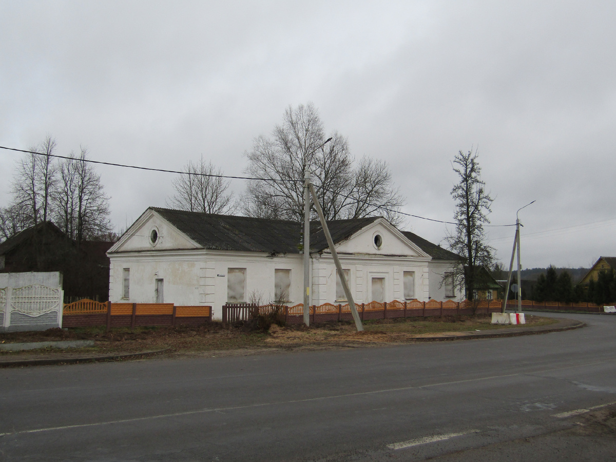 Напротив костела 