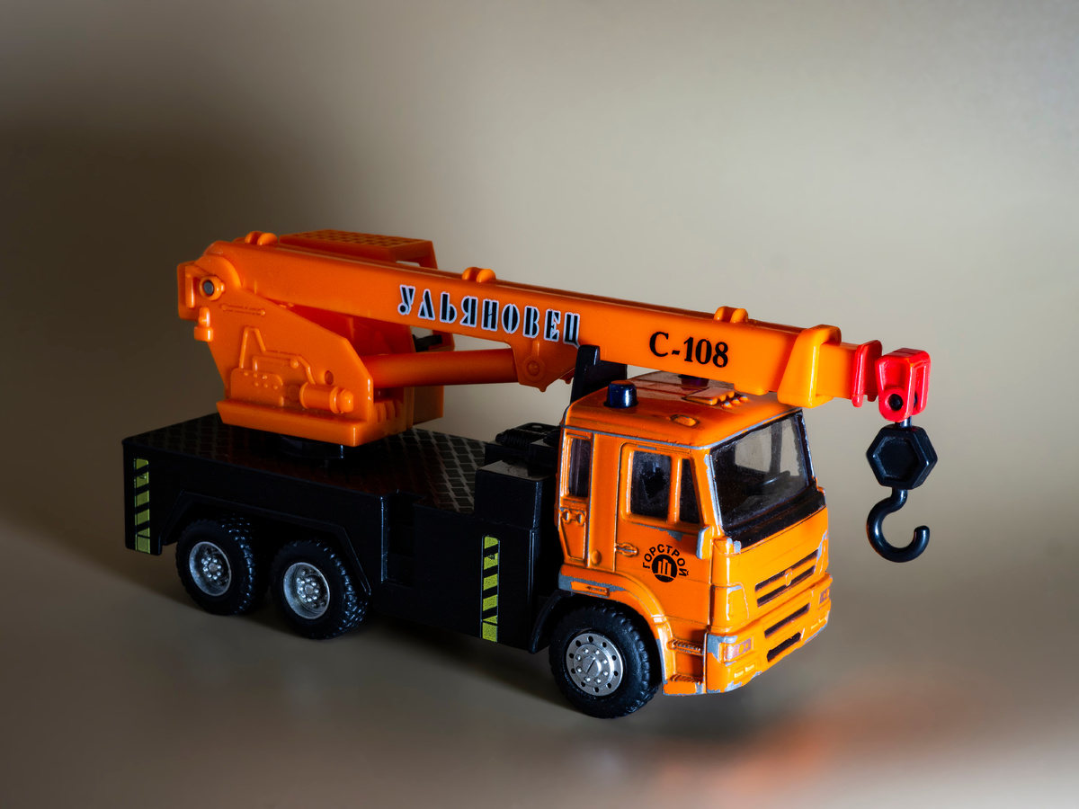 Автокран "Ульяновец". Стрела тоже выдвижная. Так же есть инерционный механизм.