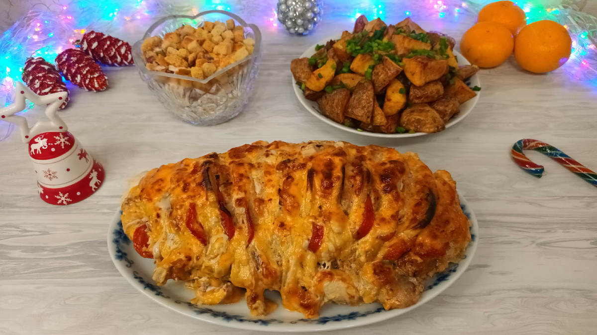   Ингредиенты:
- свинина - 2 кг.
- лук - 2 шт. 
- помидоры - 2 шт.
- сыр - 200 гр.
- растительное масло - 50 гр.
- красная паприка - 1 ч.л.
- базилик - 1 ч.л.
- соль - 1 ч.л.
- перец чёрный - 0.5 ч.л. 
- чеснок - 2 зубчика
 Приготовление: