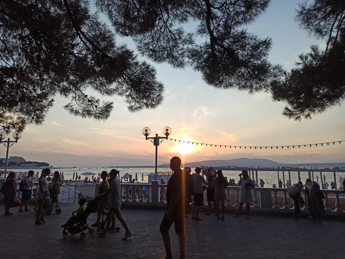 Замечательный закат на набережной