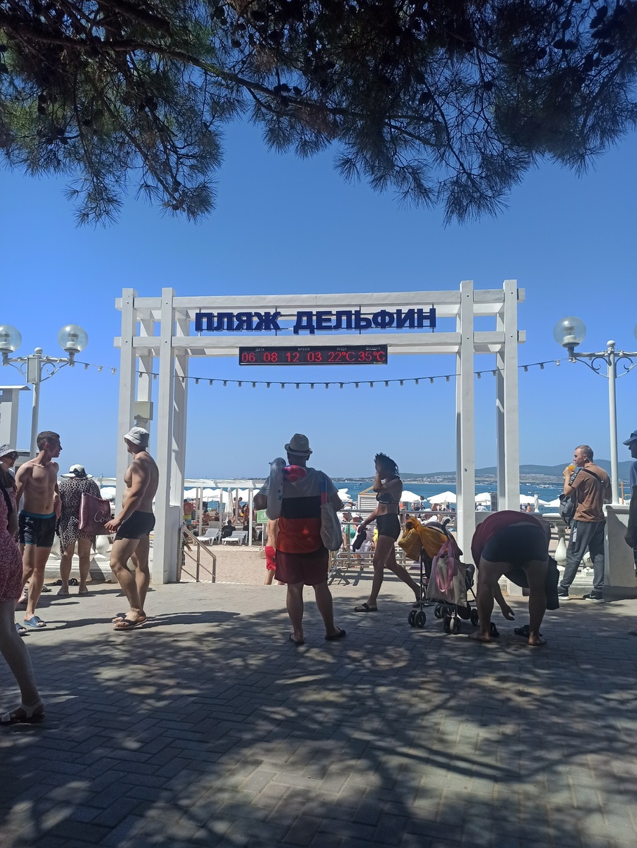 На пляже много полезной инфраструктуры