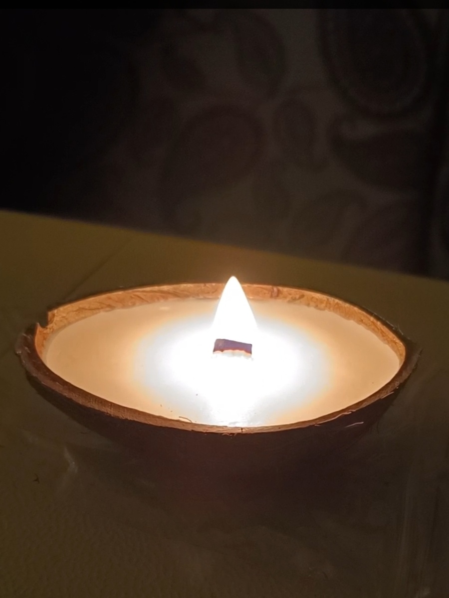 Свеча из кокосового масла в половинке кокоса
