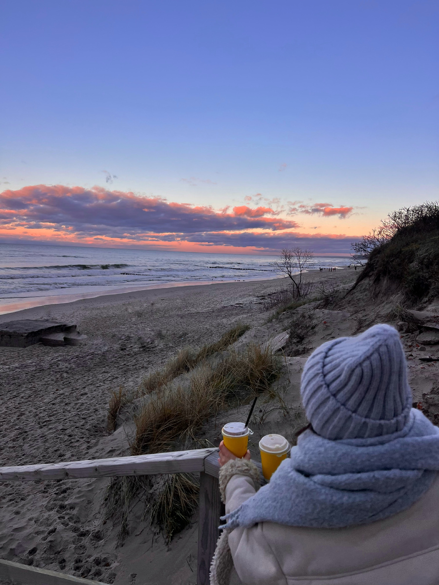 Балтика в ноябре такая красивая, что даже мне было неловко, что я пришла в старой шапке.