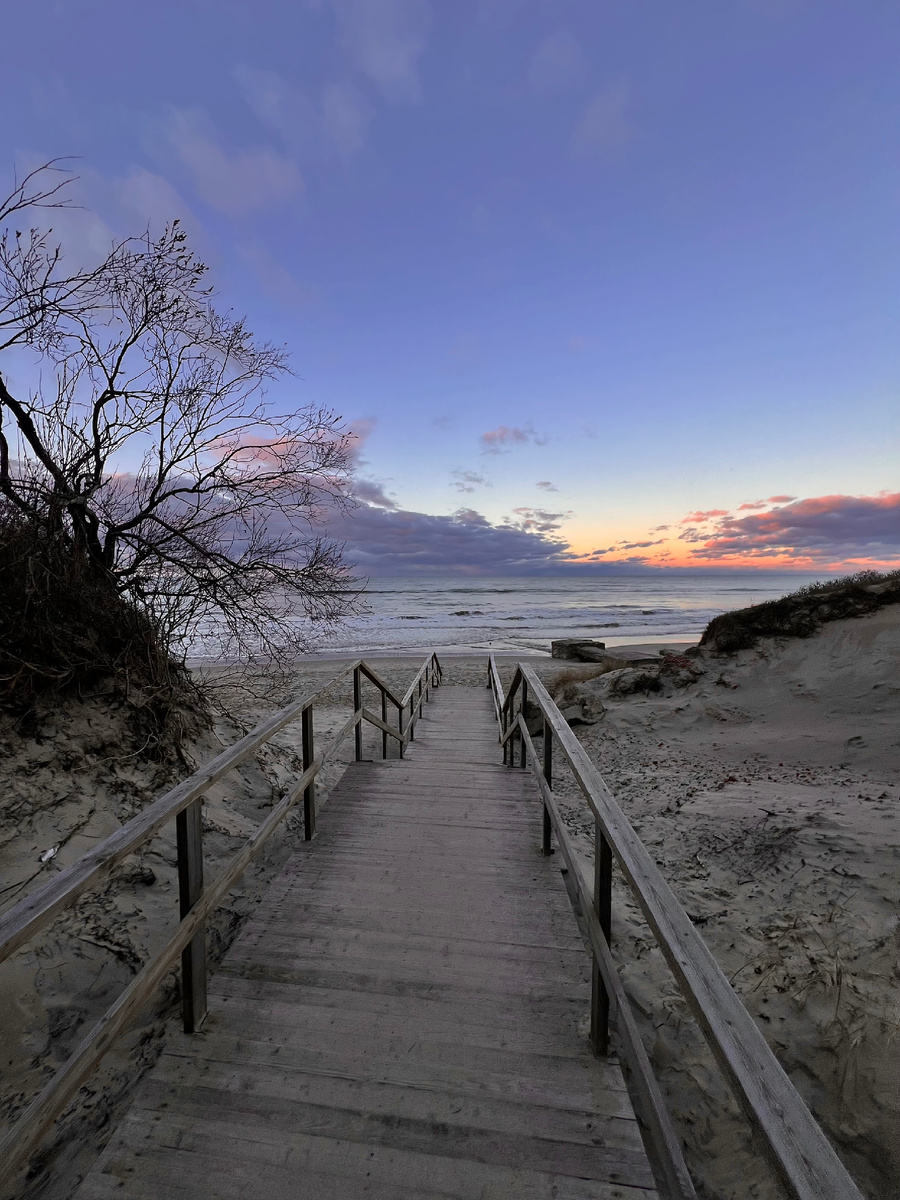Закат был такой красивый, что даже чайки потеряли дар речи и замолкли.