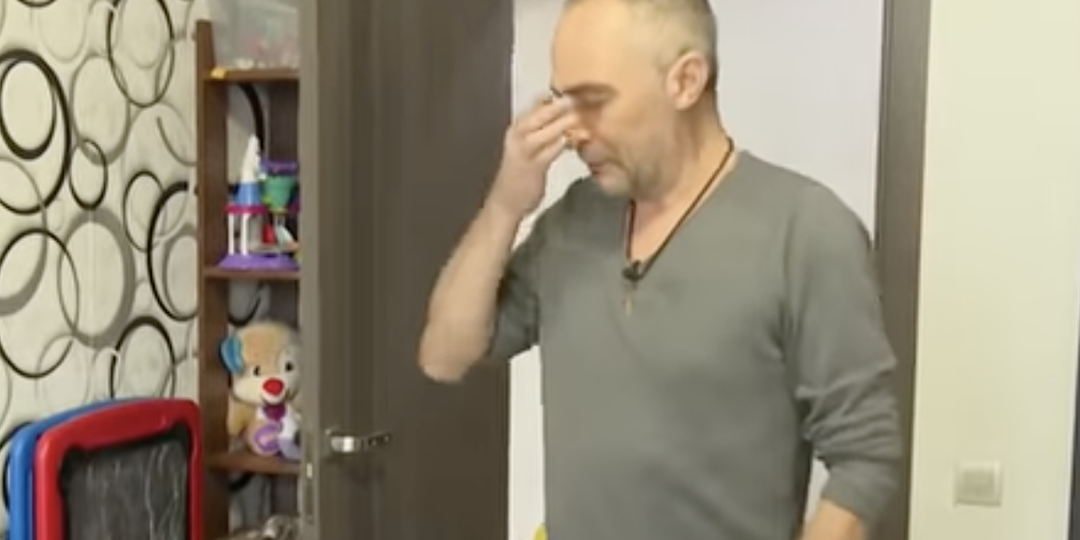 «Я её очень сильно люблю». Муж пьёт и винит тёщу, а жена с тремя детьми живёт у брата