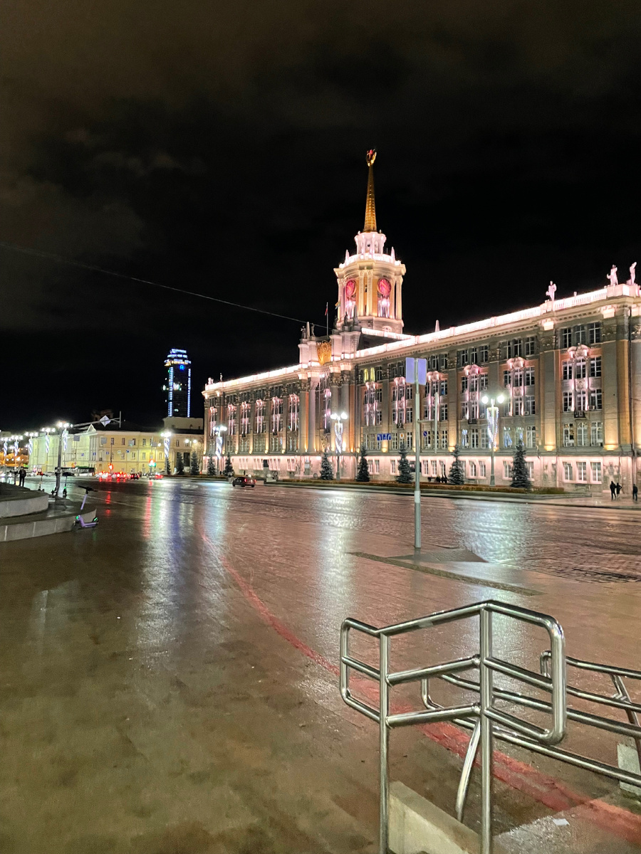 Площадь 1905 года. Здание мэрии