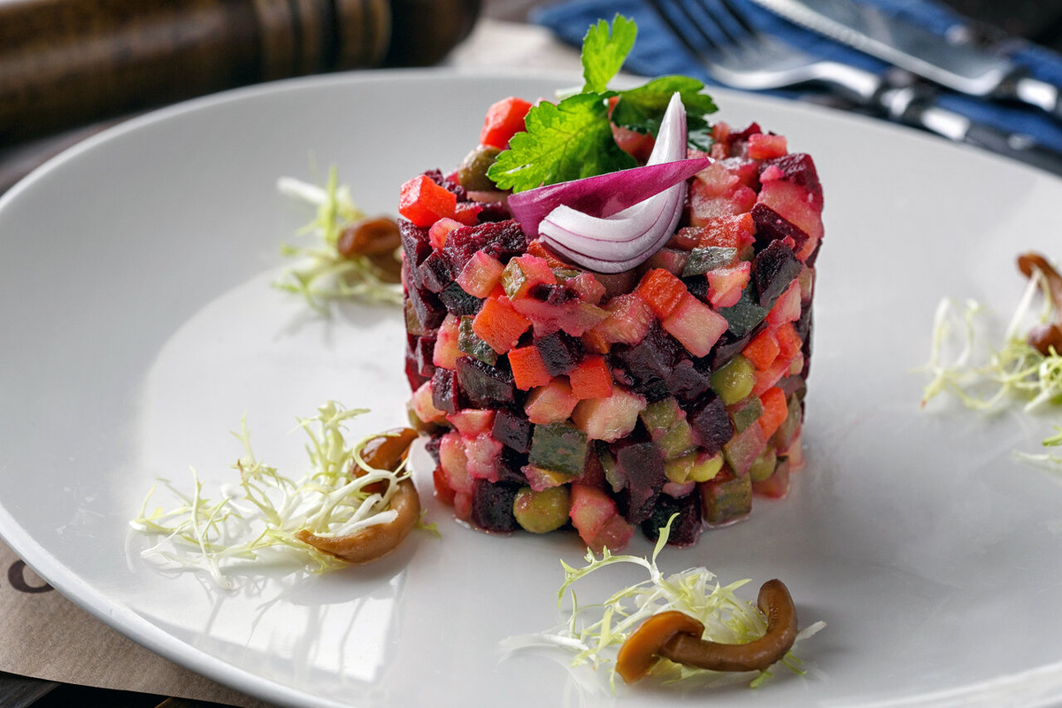 Винегрет в мечтах ... с официантом в смокинге...