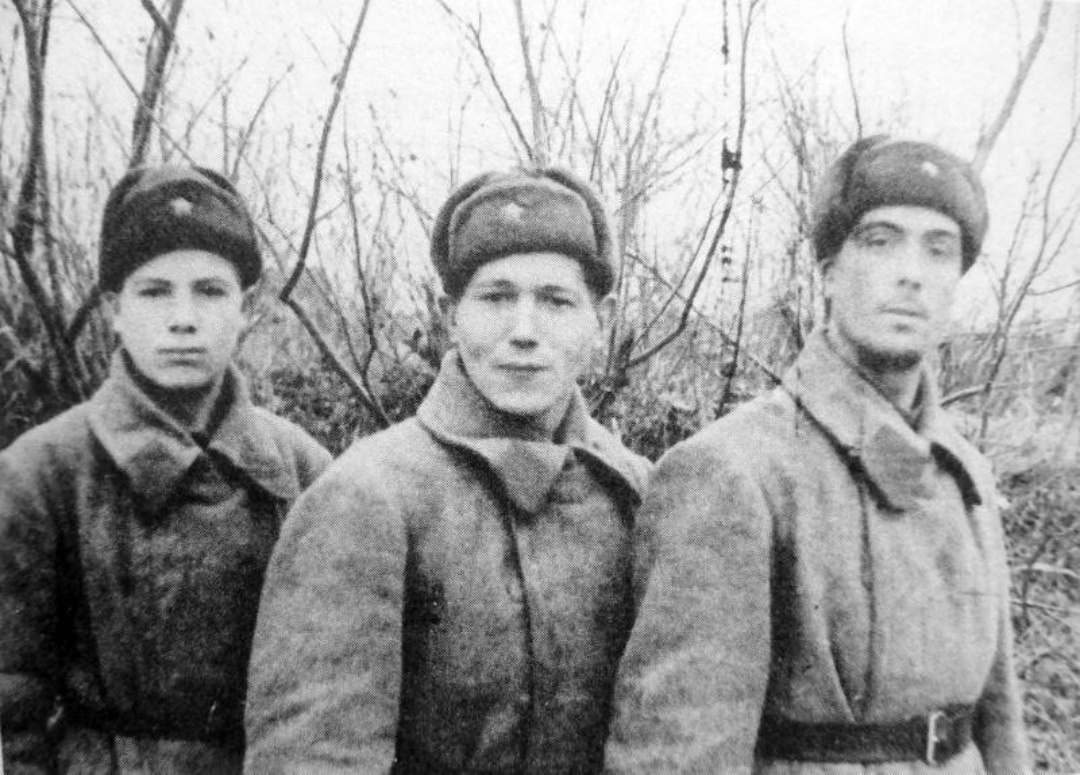 Бойцы 699-го отдельного саперного батальона 308-й стрелковой дивизии красноармеец Павлов, красноармеец Дудников и сержант Брысин, отличившиеся в боях за Сталинград. 1942. Фото: waralbum.ru