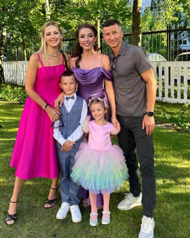    Футболист с женой Ольгой и детьми, соцсети