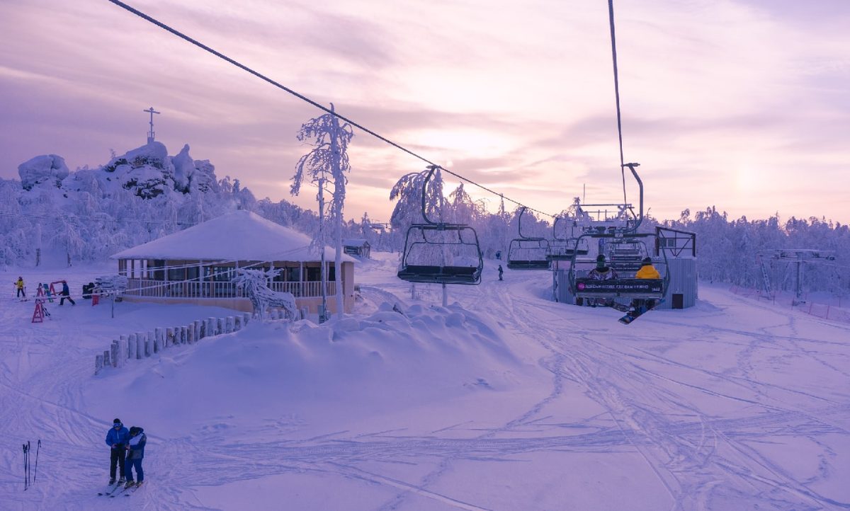 Свежий снег и атмосфера отдыха на склоне