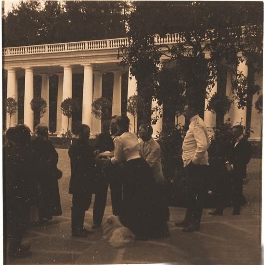 Княгиня Зинаида Николаевна и граф Феликс Сумароков-Эльстон принимают крестьян в Усадьбе