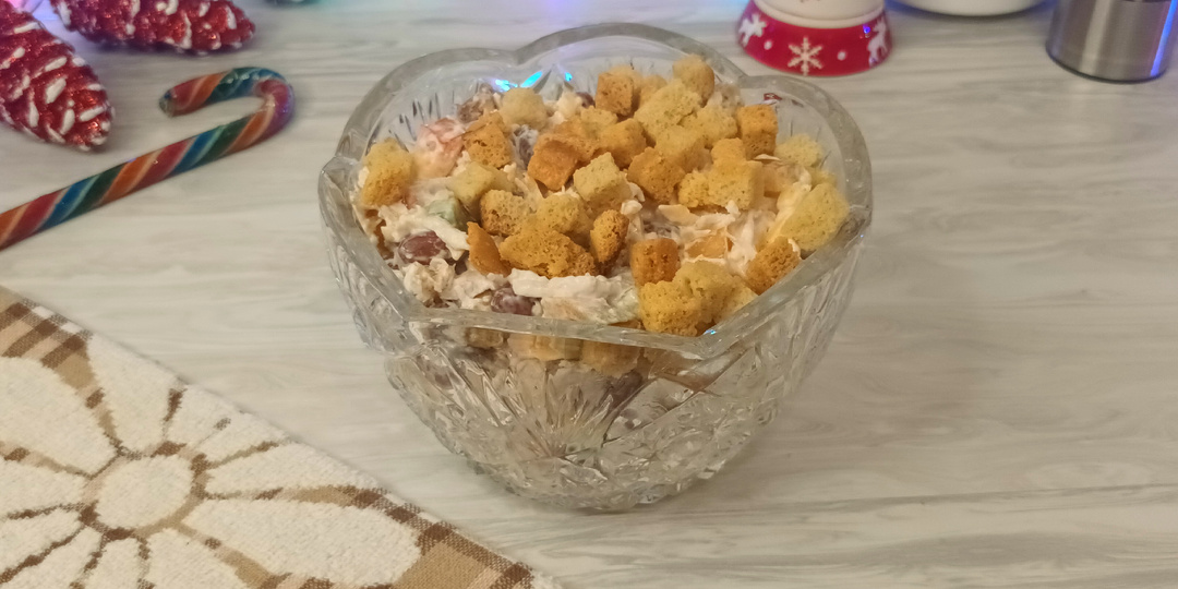 Салат с курицей и фасолью.