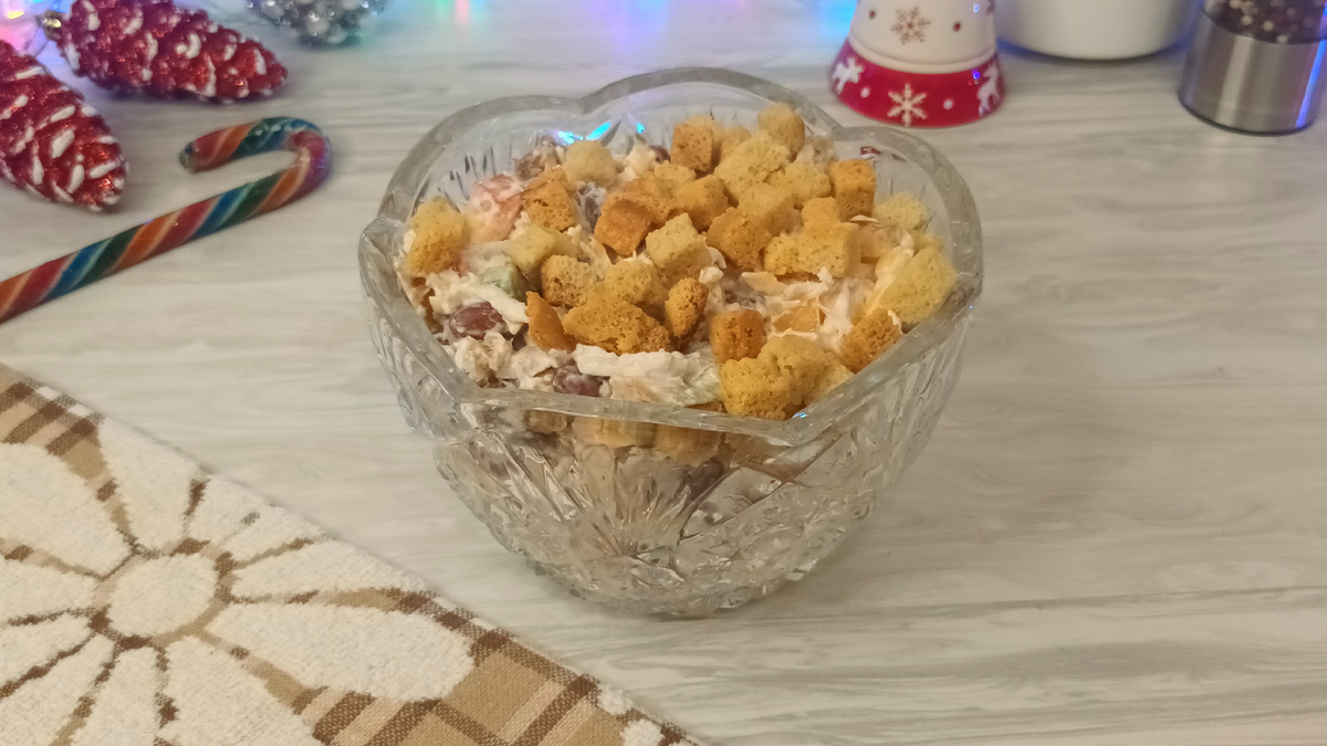   Ингредиенты:
- фасоль красная — 1 банка
- куриная грудка — 400 г.
- перец болгарский — 2 шт.
- сухарики с чесноком — 100 г.
- сыр твёрдый — 200 г.
- майонез — 200 мл.
- соль по вкусу