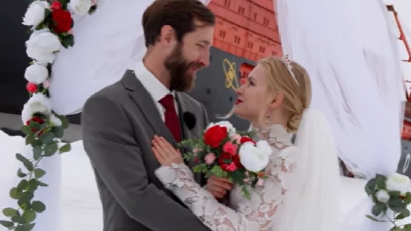     Фотограф из Новосибирска Вадим Махоров сыграл свадьбу с супругой Алиной на Северном полюсе. Личная страница Вадима Махорова в ВК