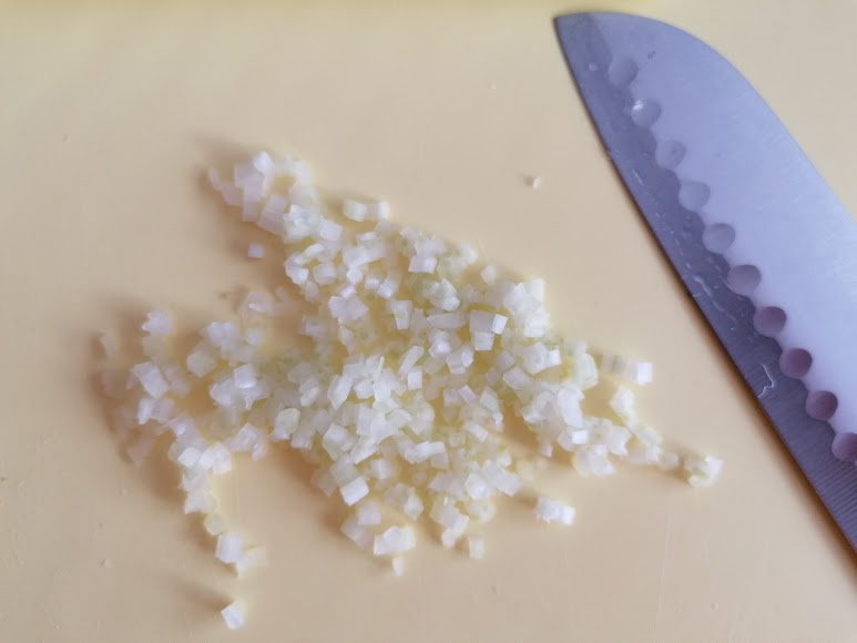 Режем сельдерей. Кубики «брюнуаз» должны иметь сторону 2-3 мм. Фото автора