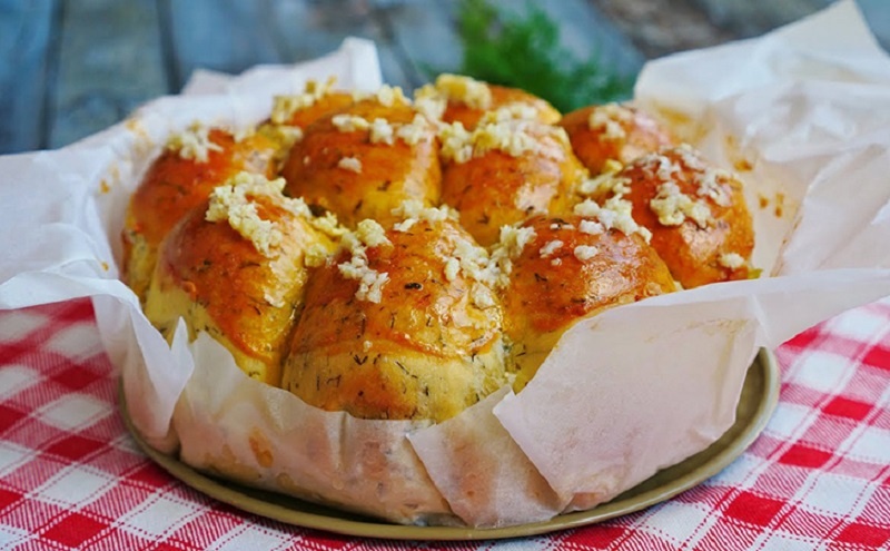 Пышные пампушки с чесноком и укропом: идеальная домашняя выпечка для уютных вечеров