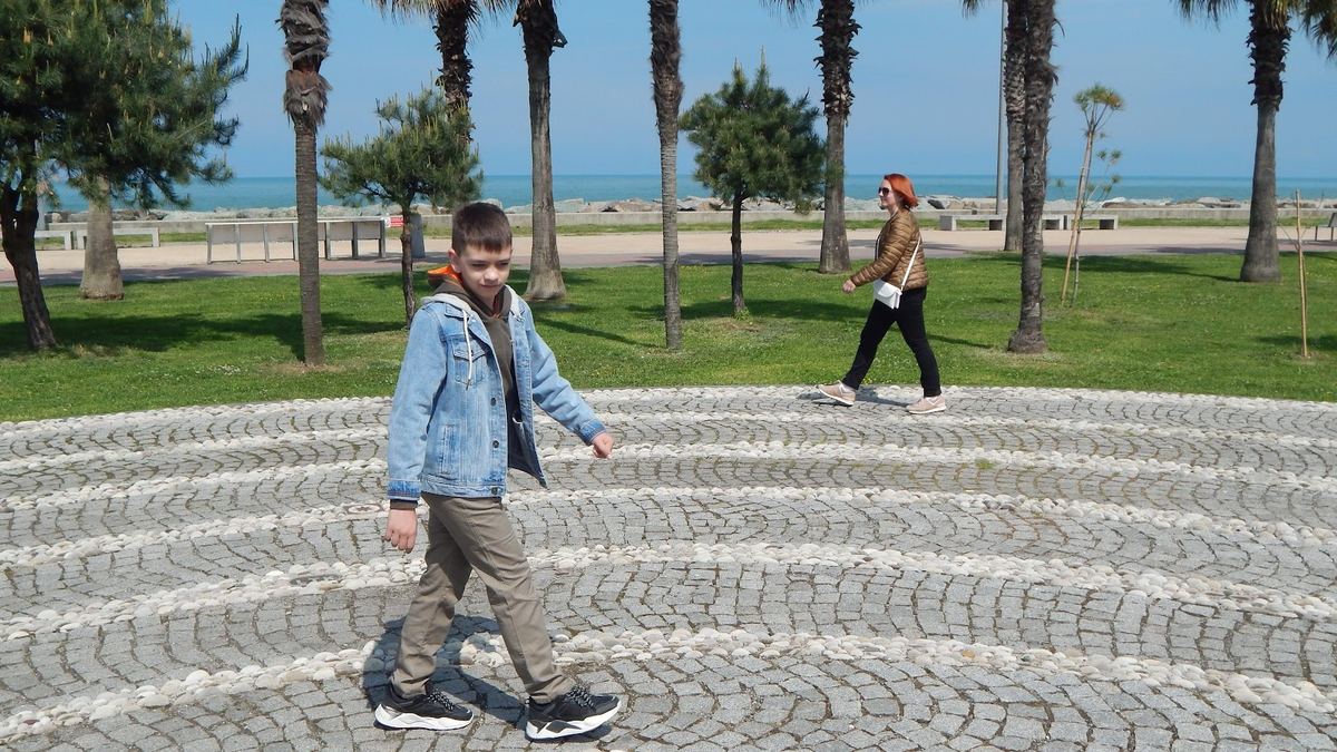 Старое фото: мы в Батуми, идем по лабиринту