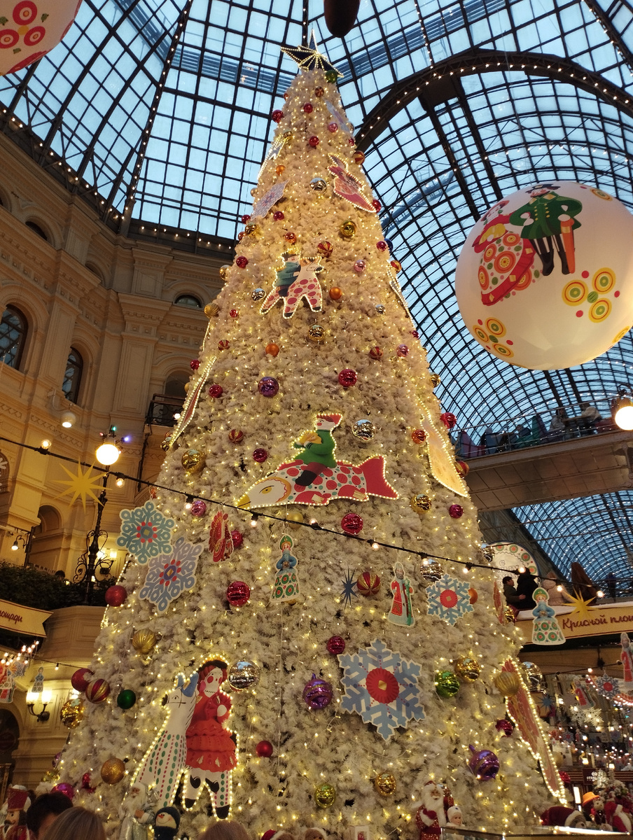 Белоснежная елка с яркими украшениями в ГУМе (ФОТО АВТОРА)
