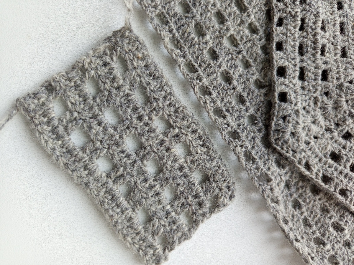 Разница видна хорошо, если сравнивать постиранный образец и ещё нетронутое вязание. Образец стал намного мягче.