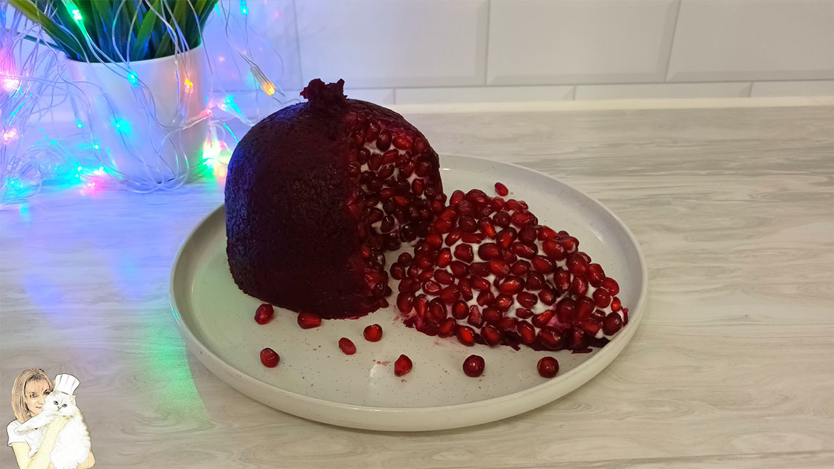 Ингредиенты:
• куриное филе - 400-500 гр. 
• Соль - 1 ч.л. 
• Черный перец горошек - 3 шт.
• лавровый лист - 1 шт.
• гранат - 1 шт. большая 
• свёкла - 1 шт. 
• грецкие орехи - 60 гр. 
• чернослив - 60 гр. 
• чеснок - 2 зубчика 
• чёрный молотый перец - 0,5 ч.л. 
• соль - 0,5 ч.л. 
• майонез - 3 ст.л. 
Приготовление :