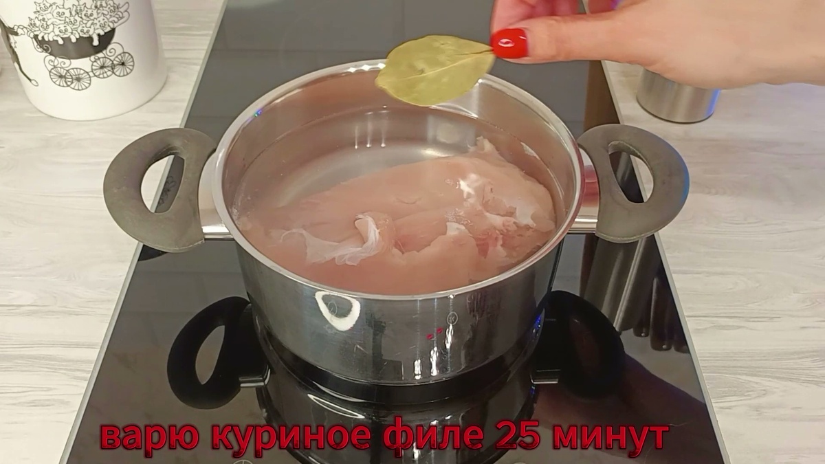 1. Отвариваем свеклу. Куриное филе варим 20 минут с добавлением соли и чёрного перца горошка. Чернослив замачиваю в горячей воде на 20 минут.