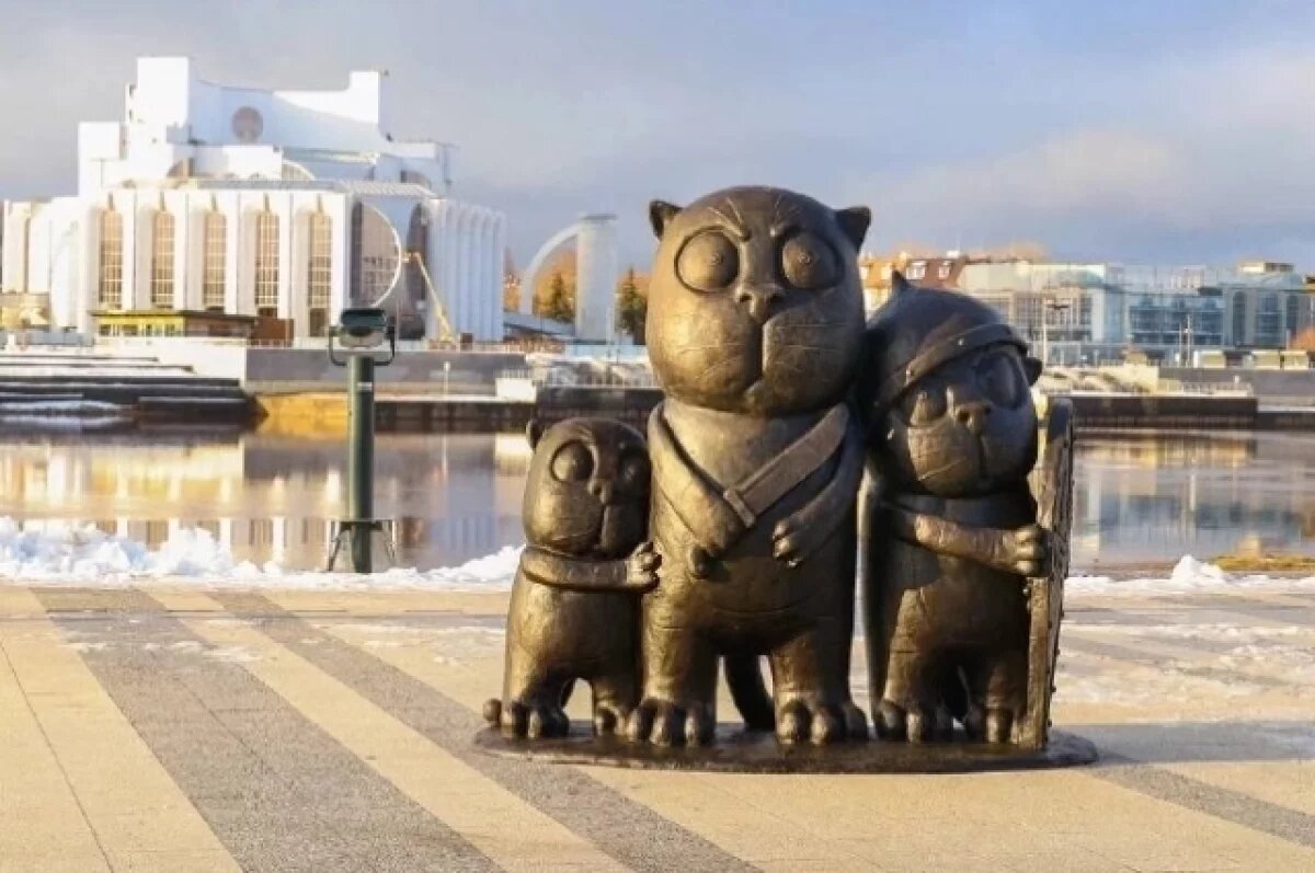    В Великом Новгороде появилась скульптура «Три кота с деревянной сабелькой»