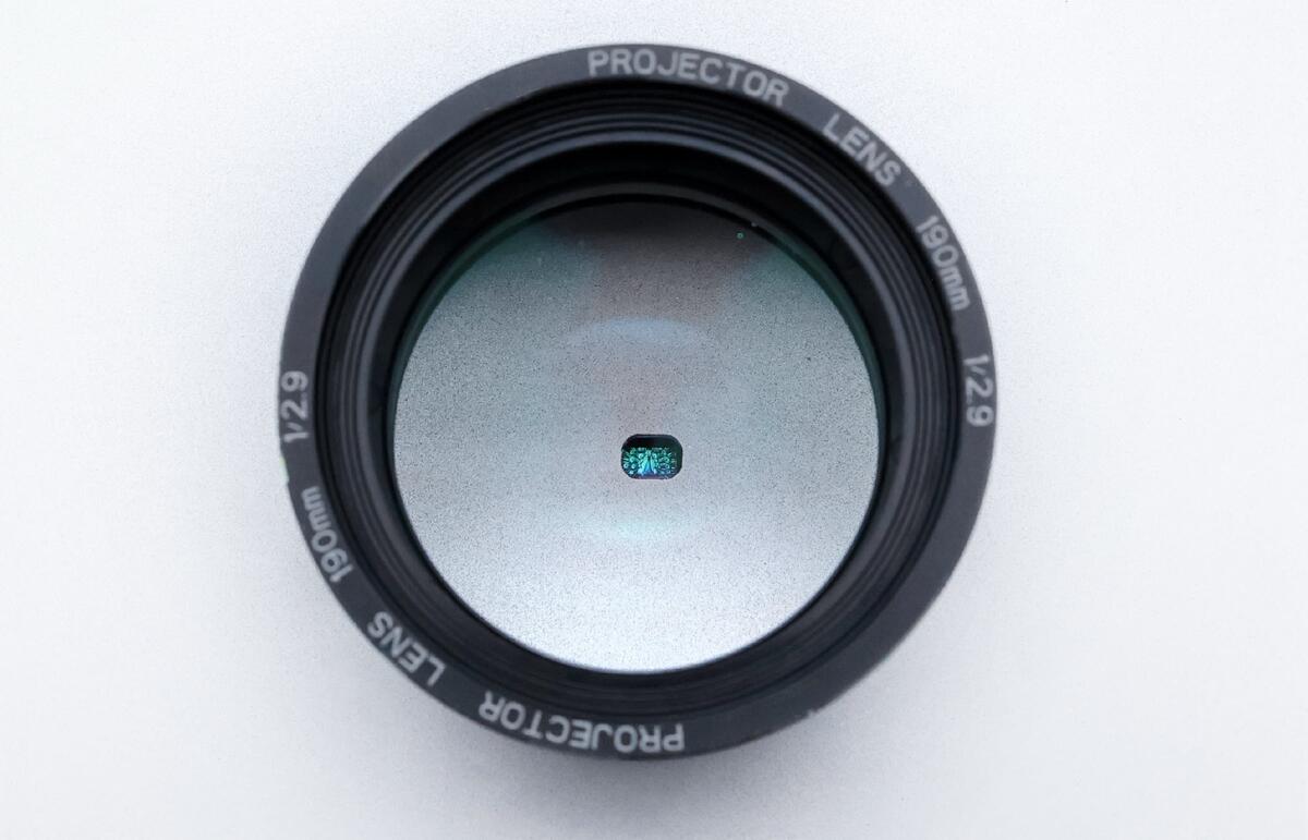 КРОШЕЧНЫЙMICROLED С ДИАГОНАЛЬЮ 0,28 дюйма И РАЗРЕШЕНИЕМ 5131 PPI