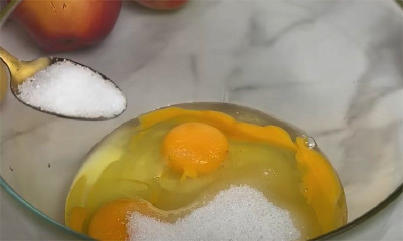 Яблочный пирог за минимум времени: уют в каждом кусочке