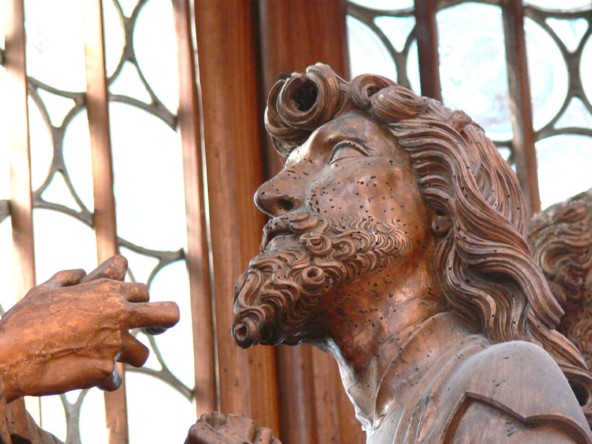 Тильман Рименшнайдер, Алтарь святой Крови. Фрагмент. 1501–1505 гг. Липа. Церковь святого Якова, Ротенбург-на-Таубере, Германия. Дамы и господа, этот красавец с широко распахнутыми глазами, принимающий хлеб от учителя - и есть Иуда. Крайне непривычное, нехарактерное для того периода изображение. 