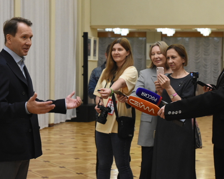     Евгений Миронов перед спектаклем ответил на вопросы курских журналистов