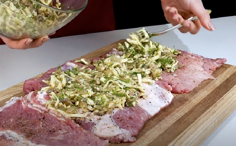 Мясной рулет с грибами и сыром: универсальное блюдо для всей семьи